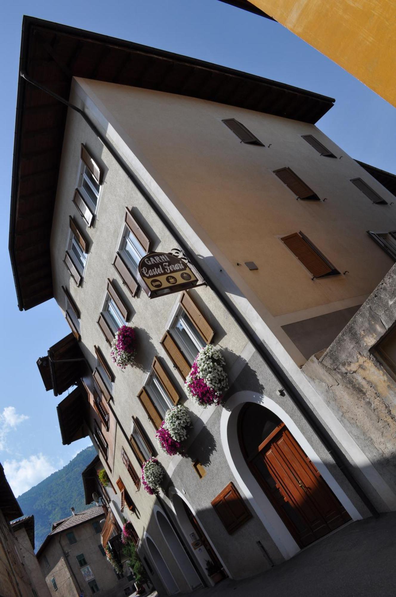 Garni Castel Ferari Hotell Tuenno Exteriör bild