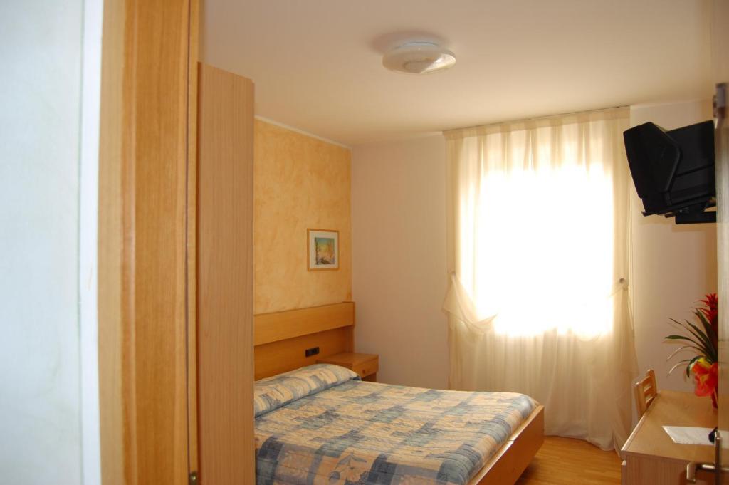 Garni Castel Ferari Hotell Tuenno Exteriör bild