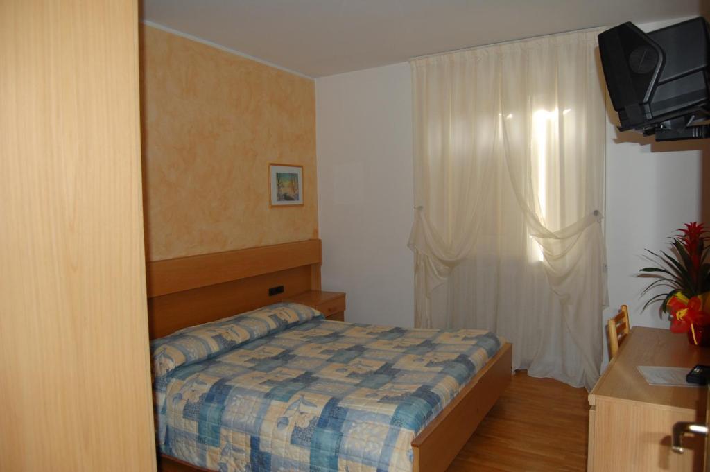 Garni Castel Ferari Hotell Tuenno Exteriör bild