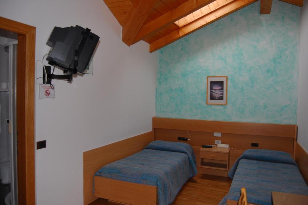 Garni Castel Ferari Hotell Tuenno Exteriör bild