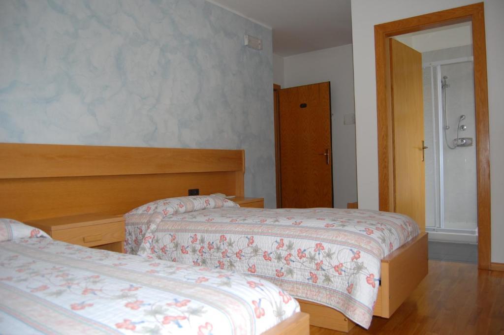 Garni Castel Ferari Hotell Tuenno Exteriör bild