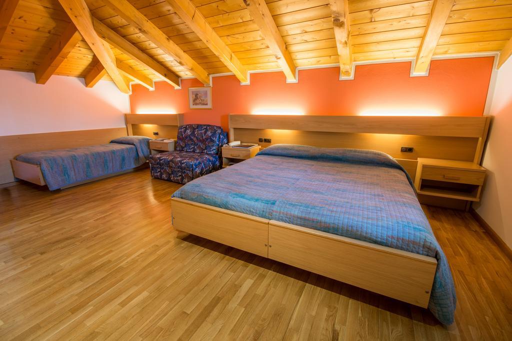 Garni Castel Ferari Hotell Tuenno Exteriör bild
