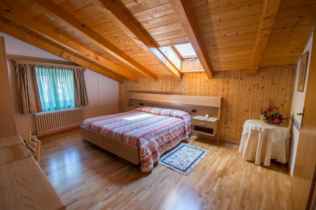 Garni Castel Ferari Hotell Tuenno Exteriör bild