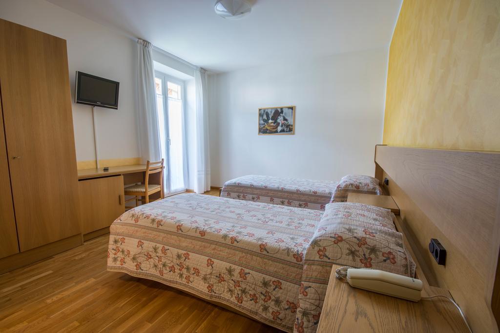 Garni Castel Ferari Hotell Tuenno Exteriör bild