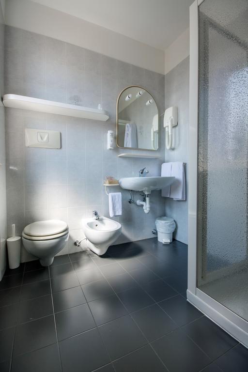 Garni Castel Ferari Hotell Tuenno Exteriör bild