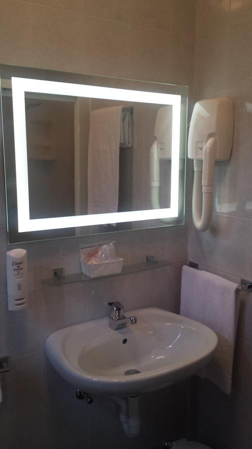 Garni Castel Ferari Hotell Tuenno Exteriör bild