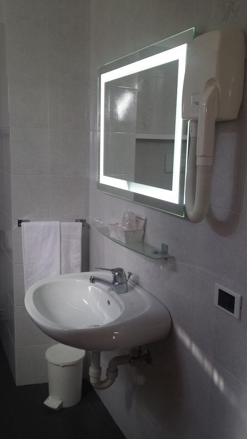 Garni Castel Ferari Hotell Tuenno Exteriör bild