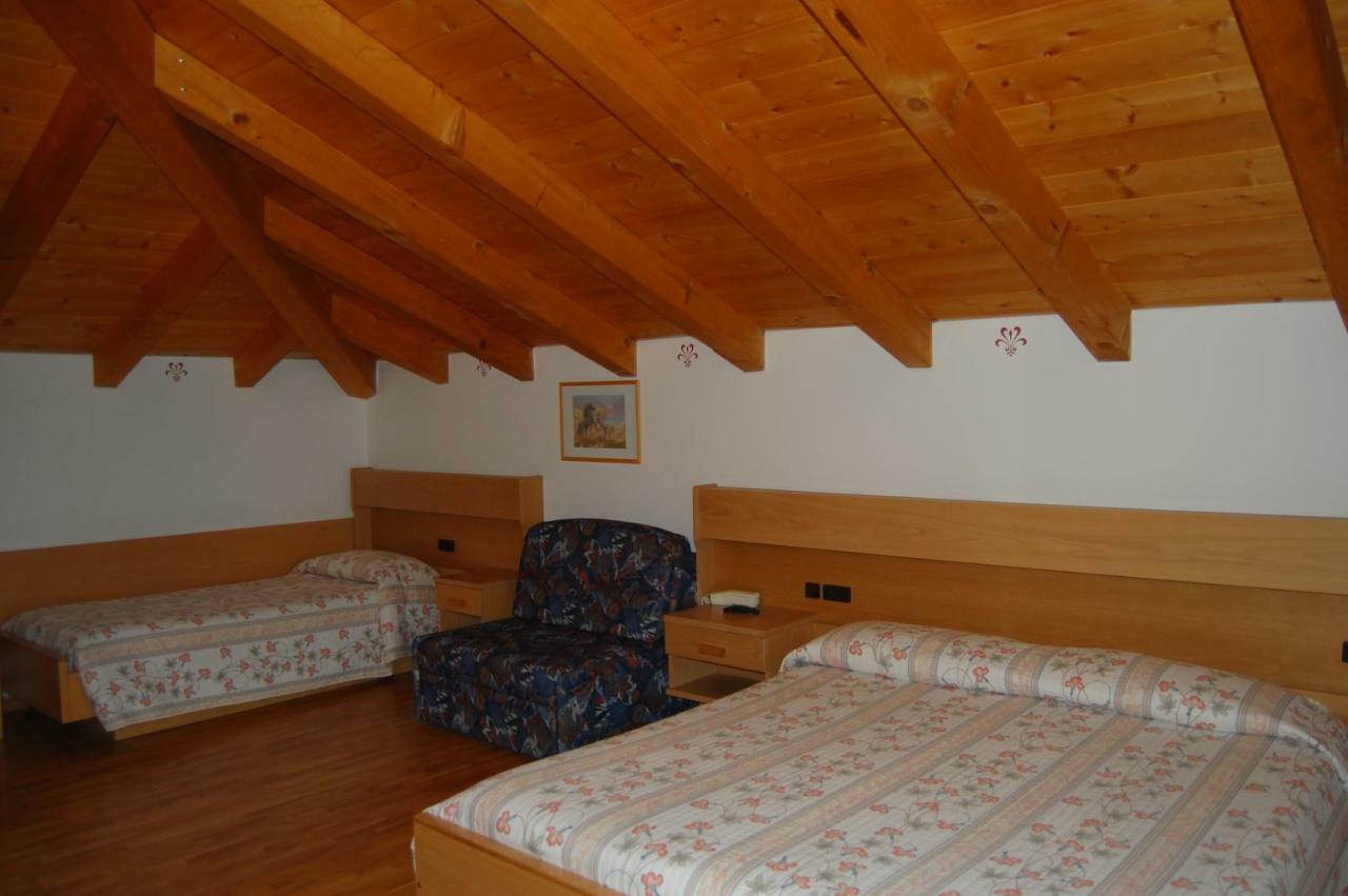 Garni Castel Ferari Hotell Tuenno Exteriör bild