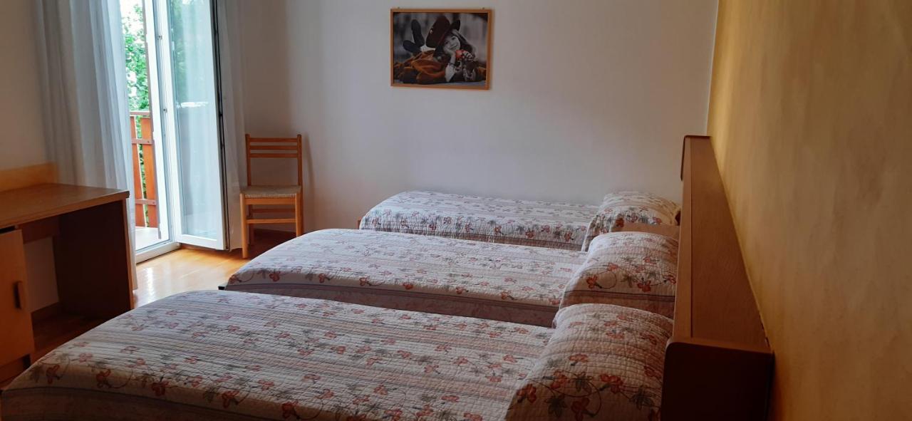 Garni Castel Ferari Hotell Tuenno Exteriör bild